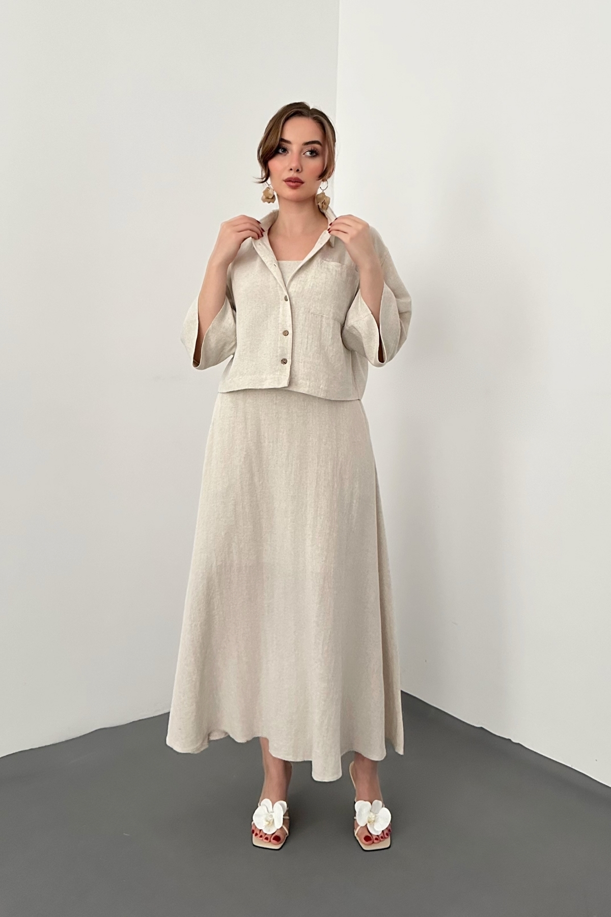 Bej Askılı Elbise Ve Gömlek