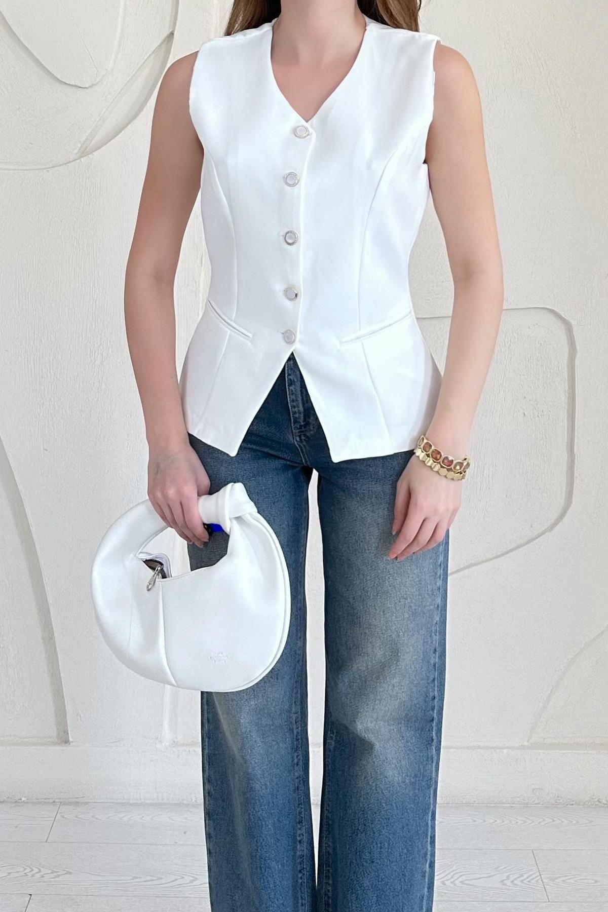 Beyaz Belden Oturtmalı Cep ve Düğme Detaylı Yelek