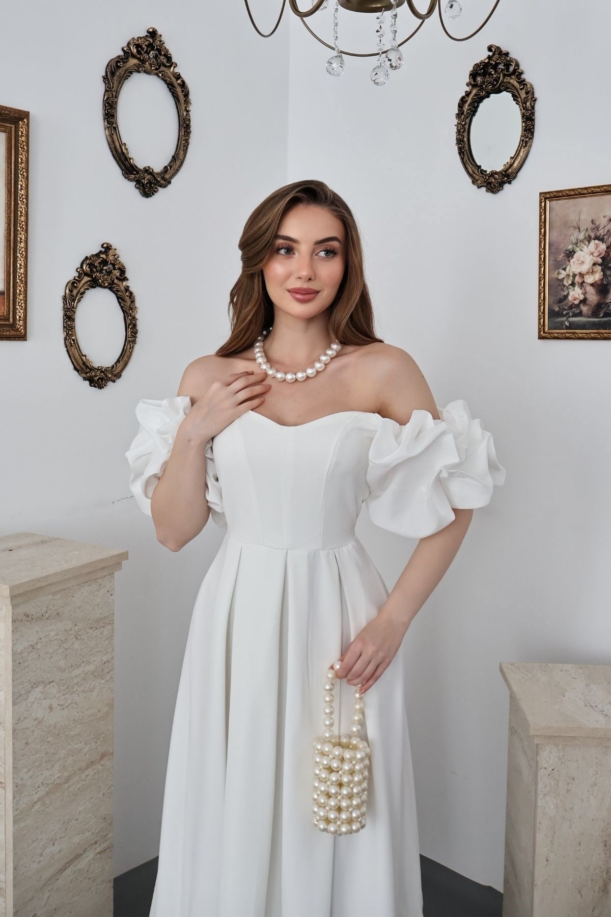 Beyaz Kolları Balon Pileli Atlas Elbise