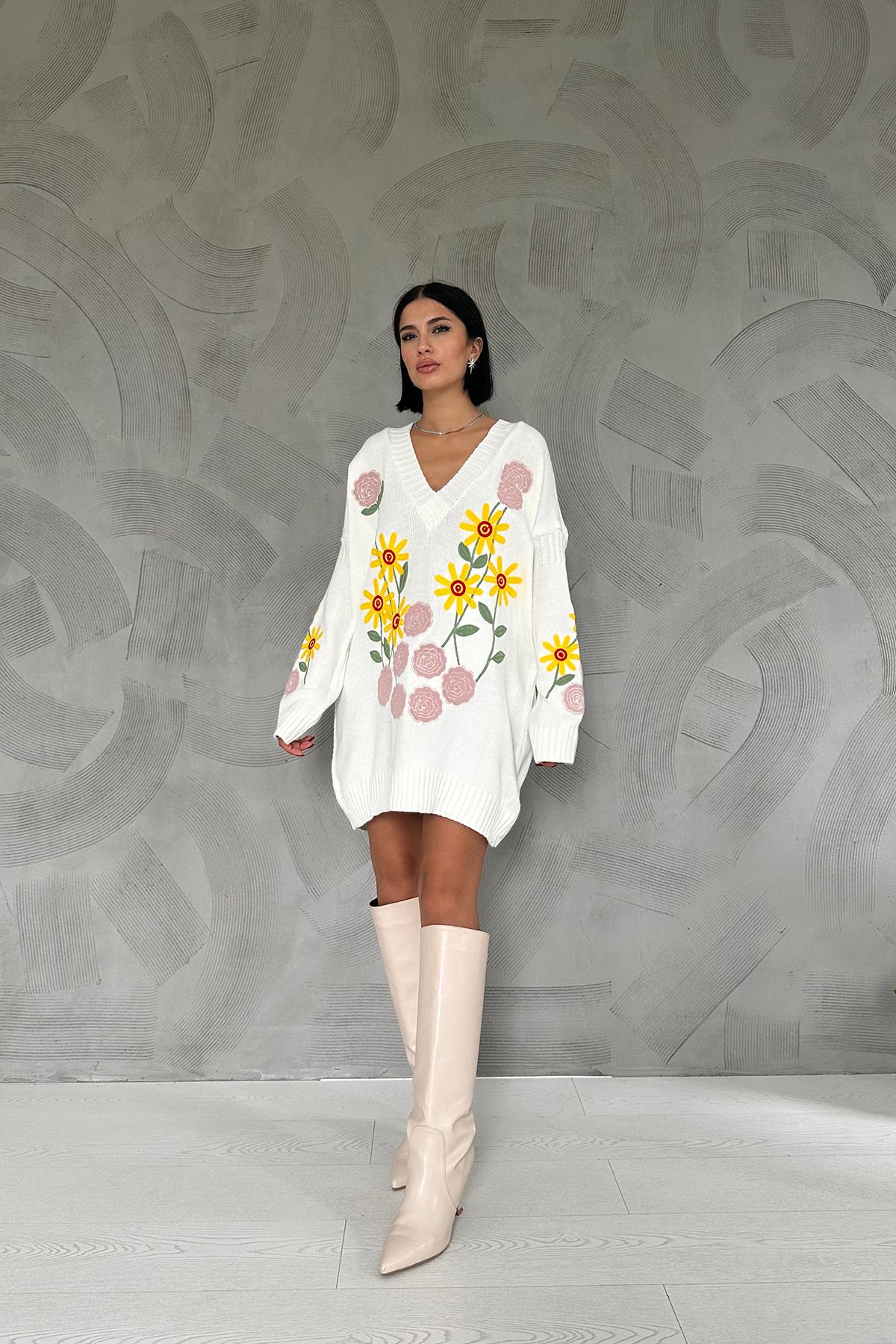 Beyaz Çiçek Nakışlı Kazak