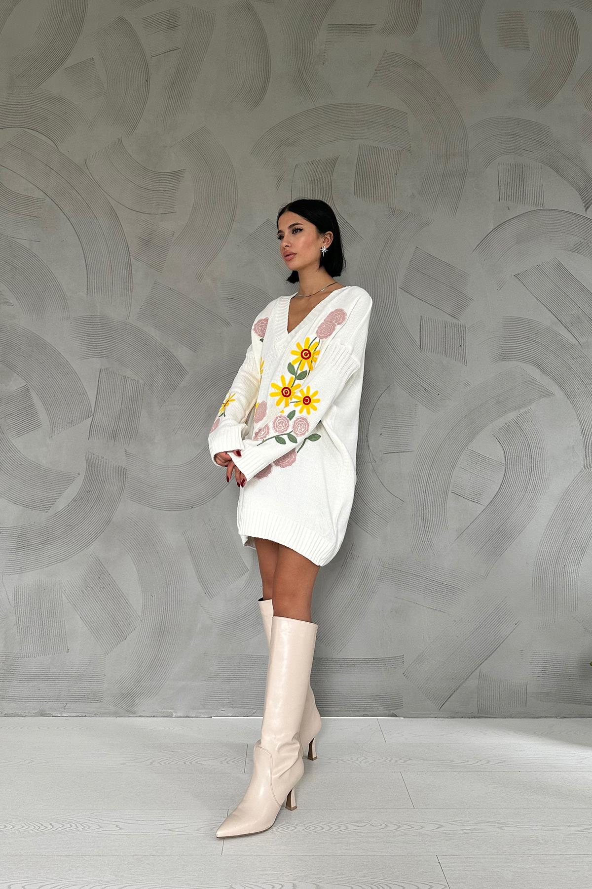 Beyaz Çiçek Nakışlı Kazak