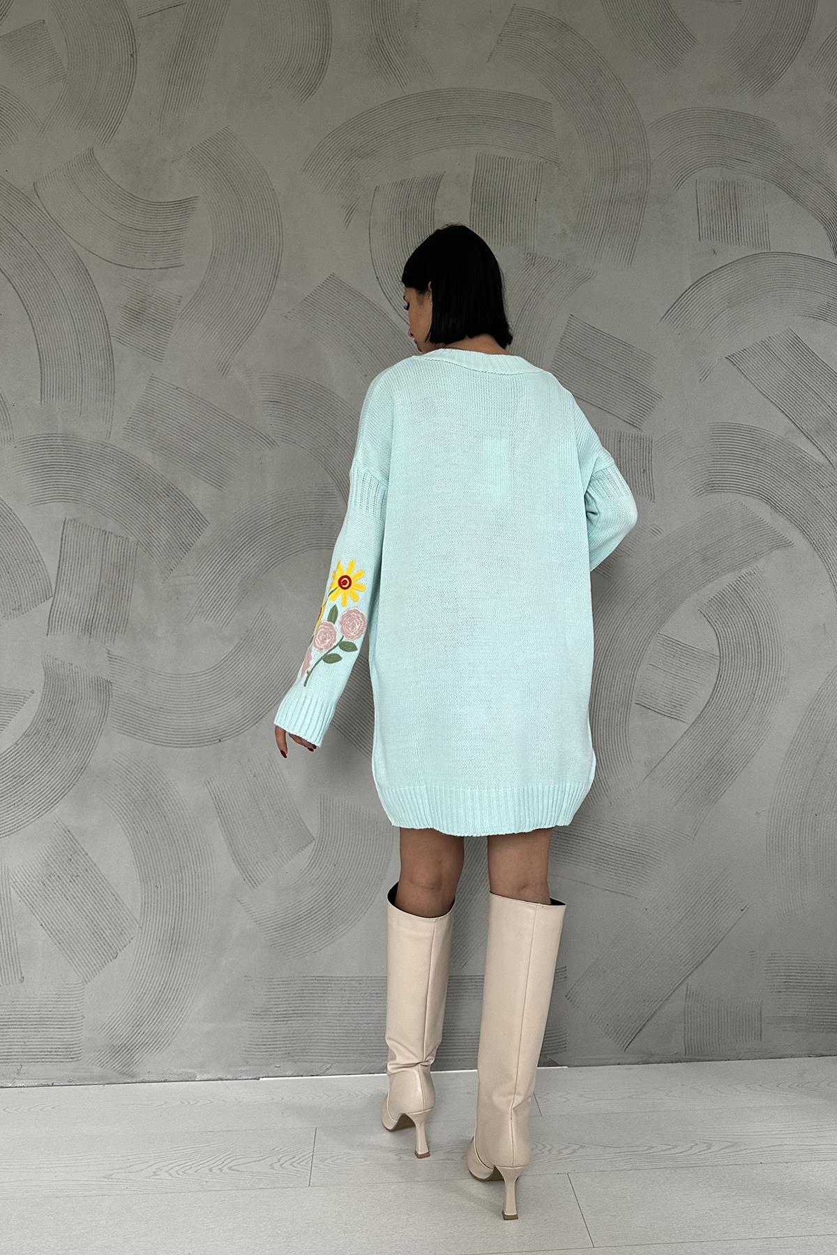 Mint Çiçek Nakışlı Kazak