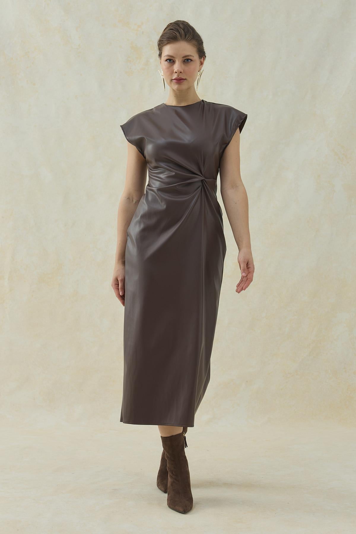 Kahverengi Deri Düğümlü Elbise