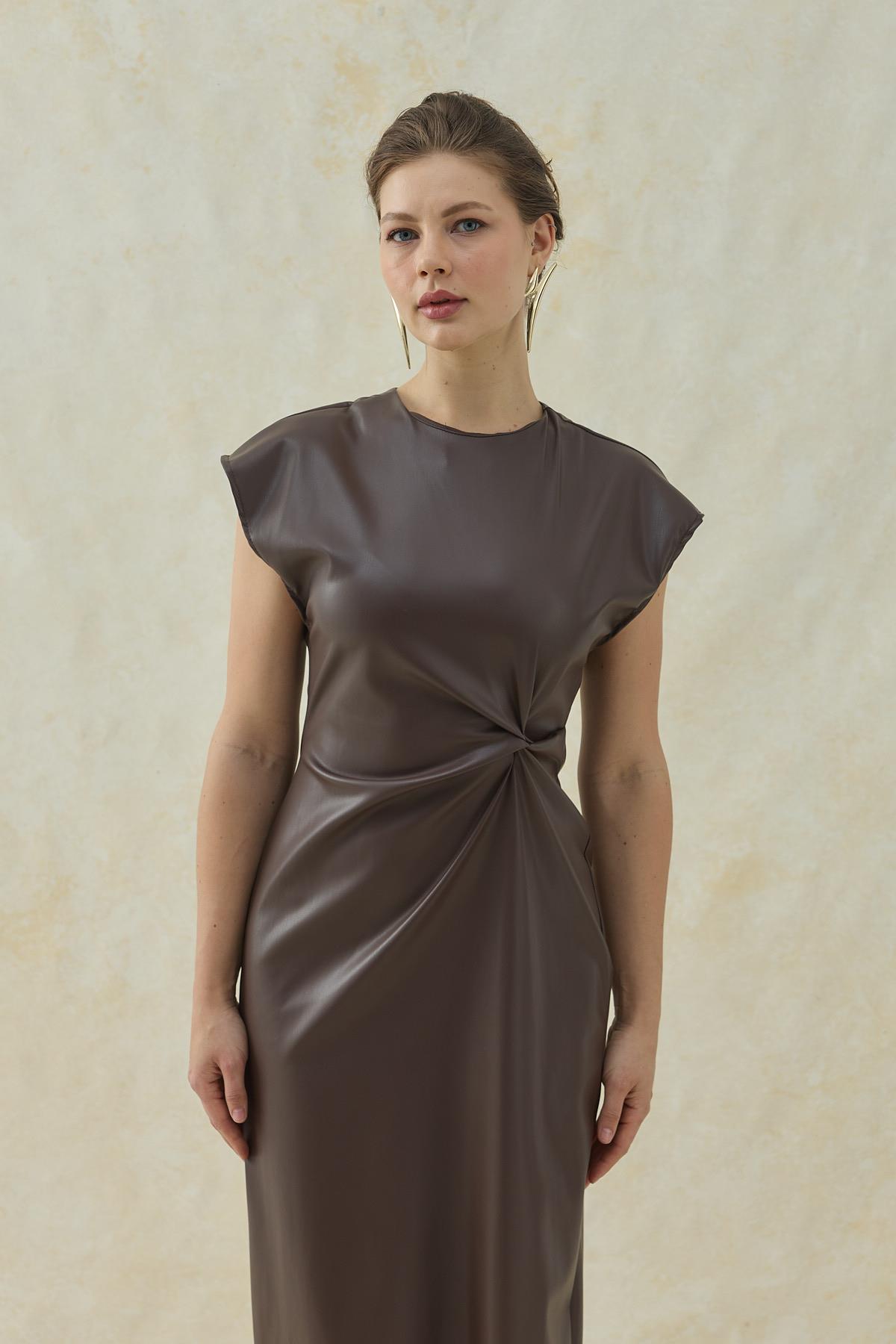 Kahverengi Deri Düğümlü Elbise