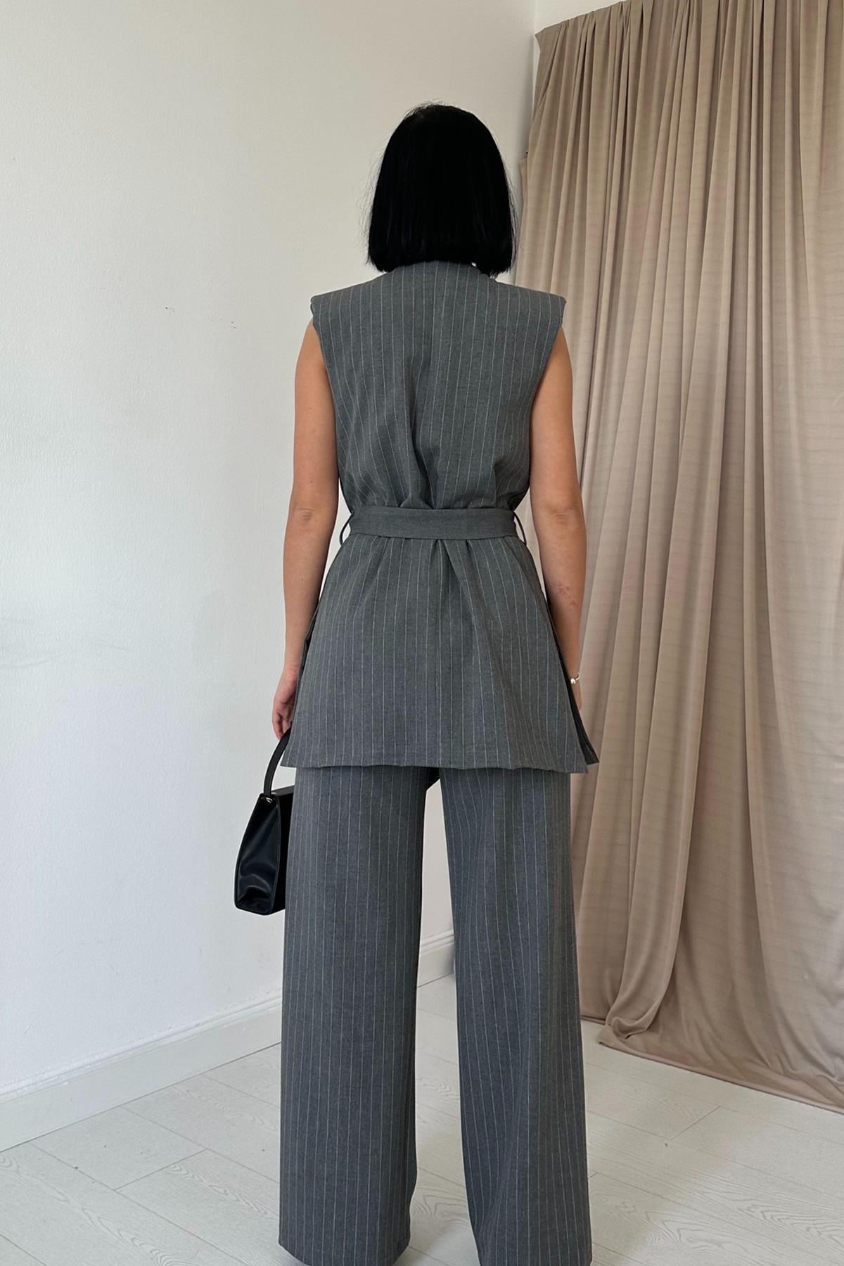 Gri Düğmeli Yelek ve Pantolon Takım