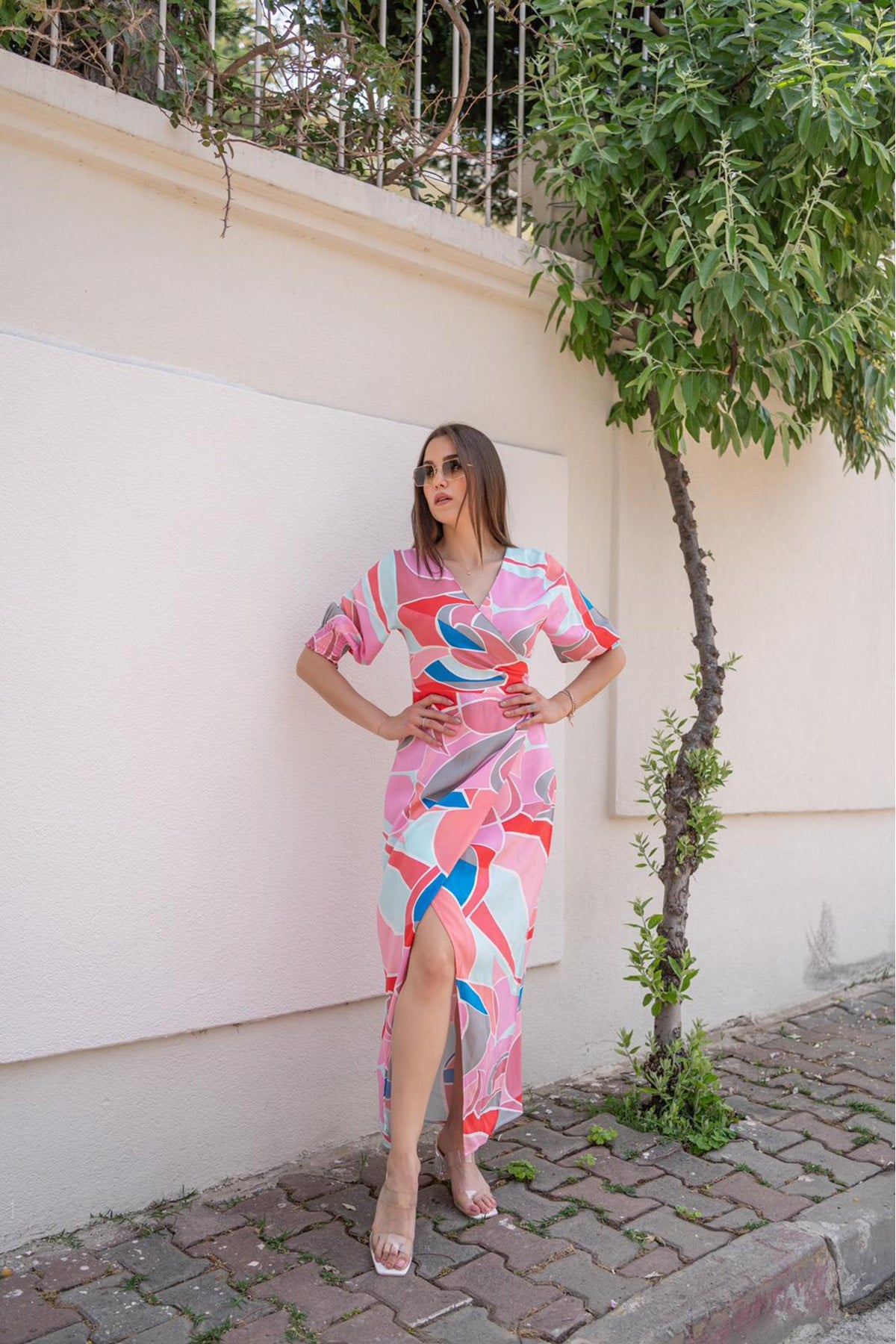 Pembe Desenli Yırtmaçlı Elbise