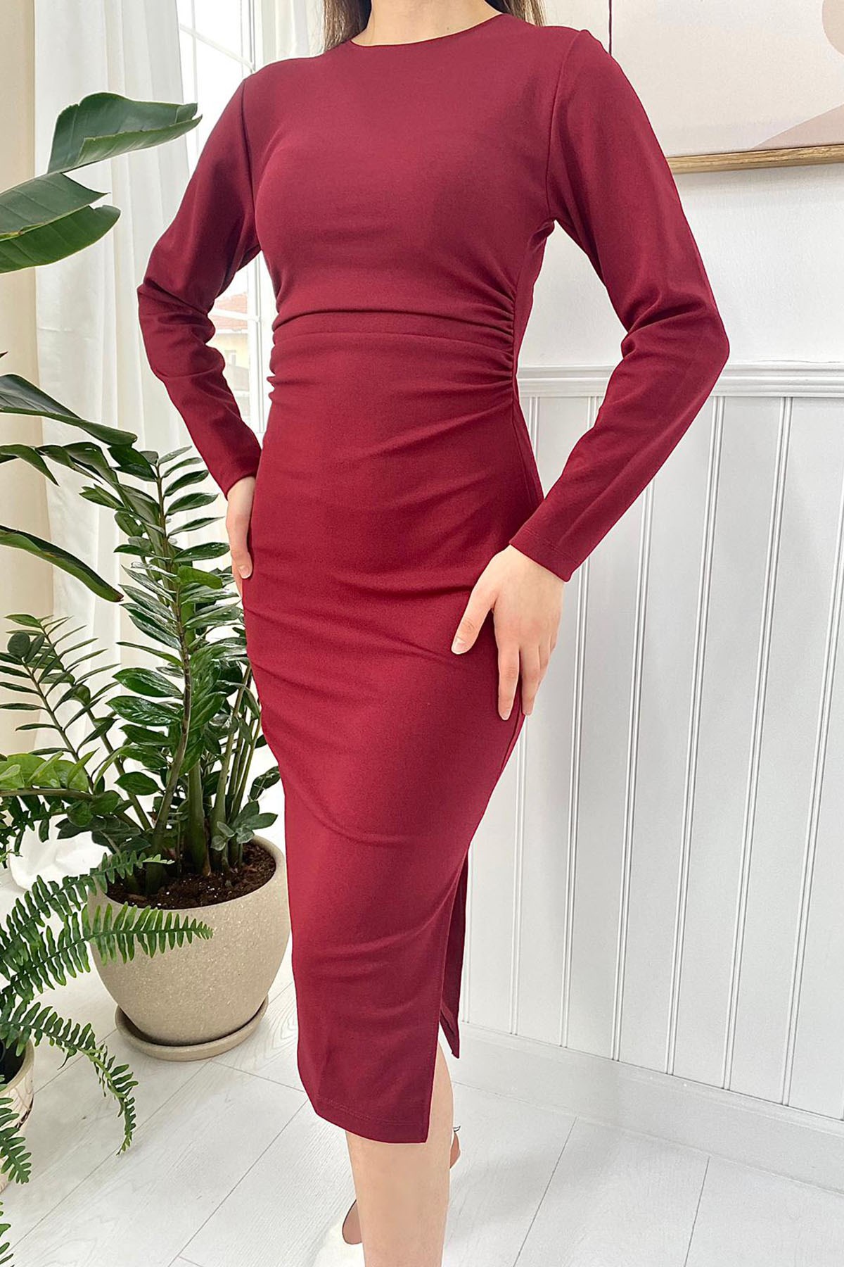 Bordo Yırtmaçlı ve Büzgülü Elbise