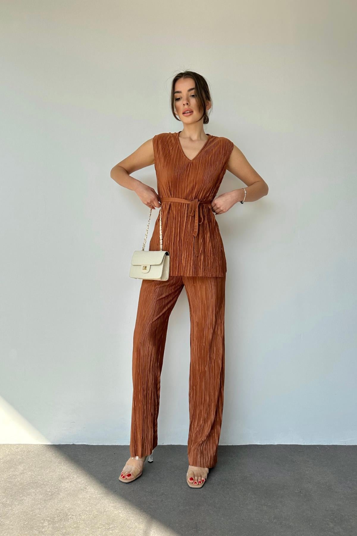 Ribbed V-Neck Suit