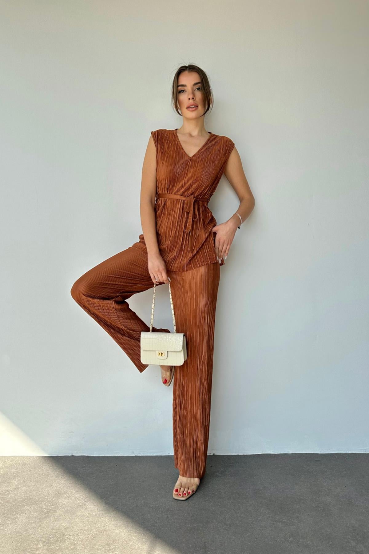 Ribbed V-Neck Suit