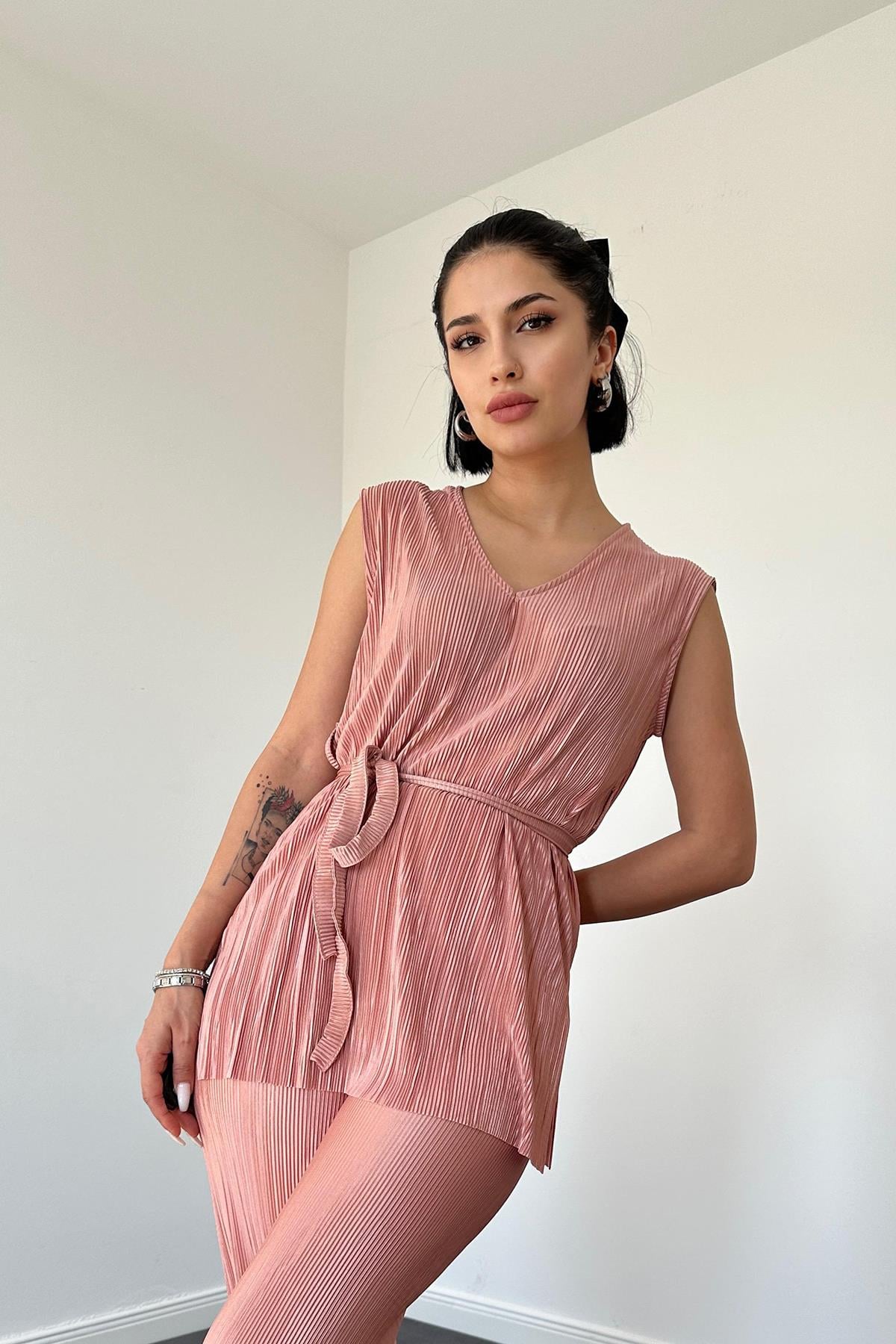 Ribbed V-Neck Suit