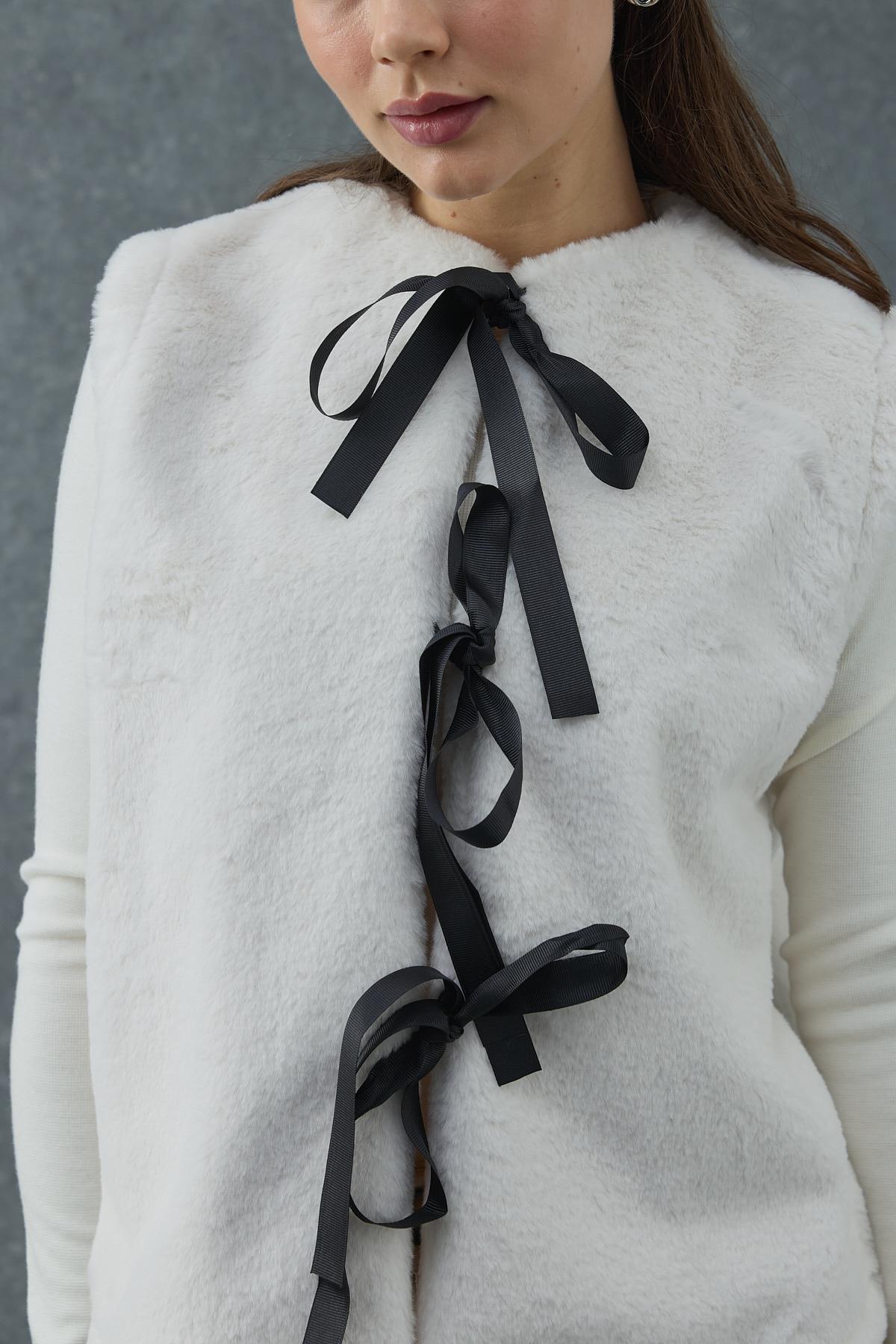 Ekru Fiyonklu Peluş Yelek