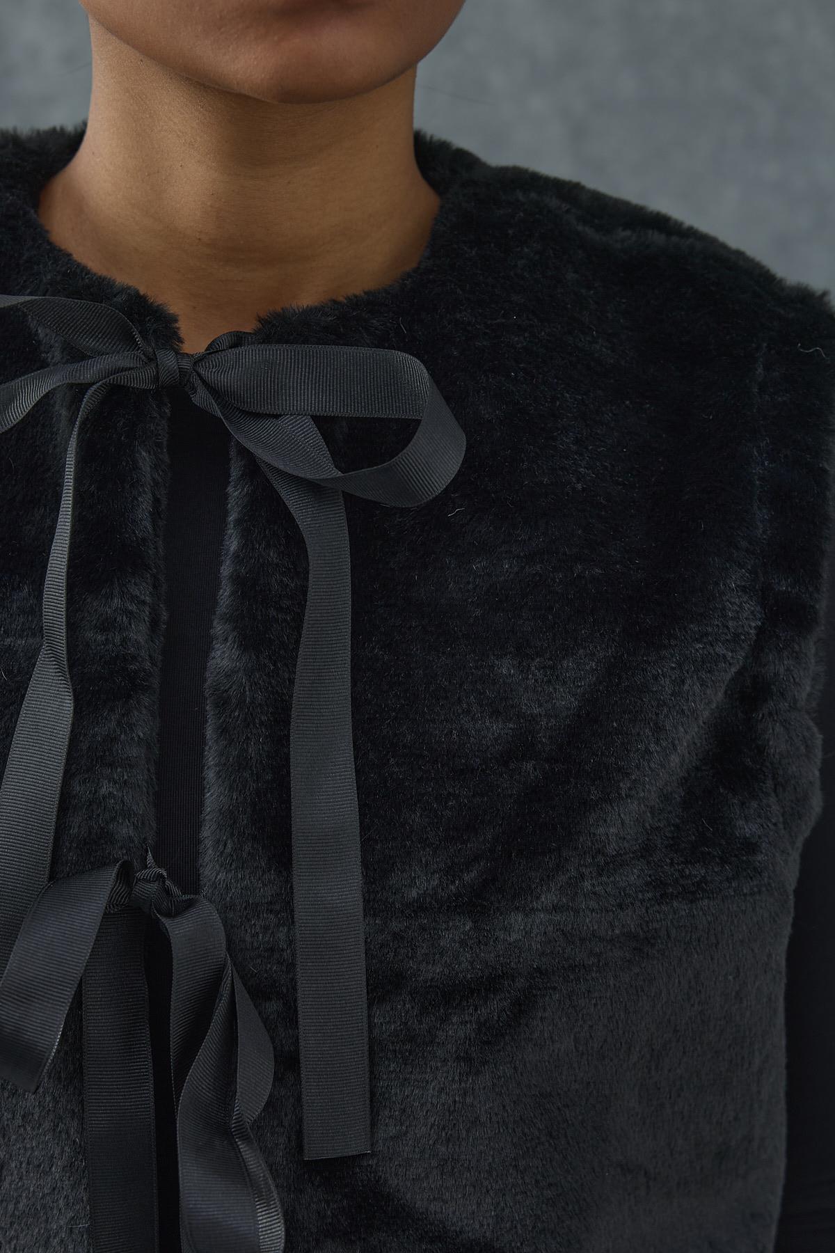 Siyah Fiyonklu Peluş Yelek