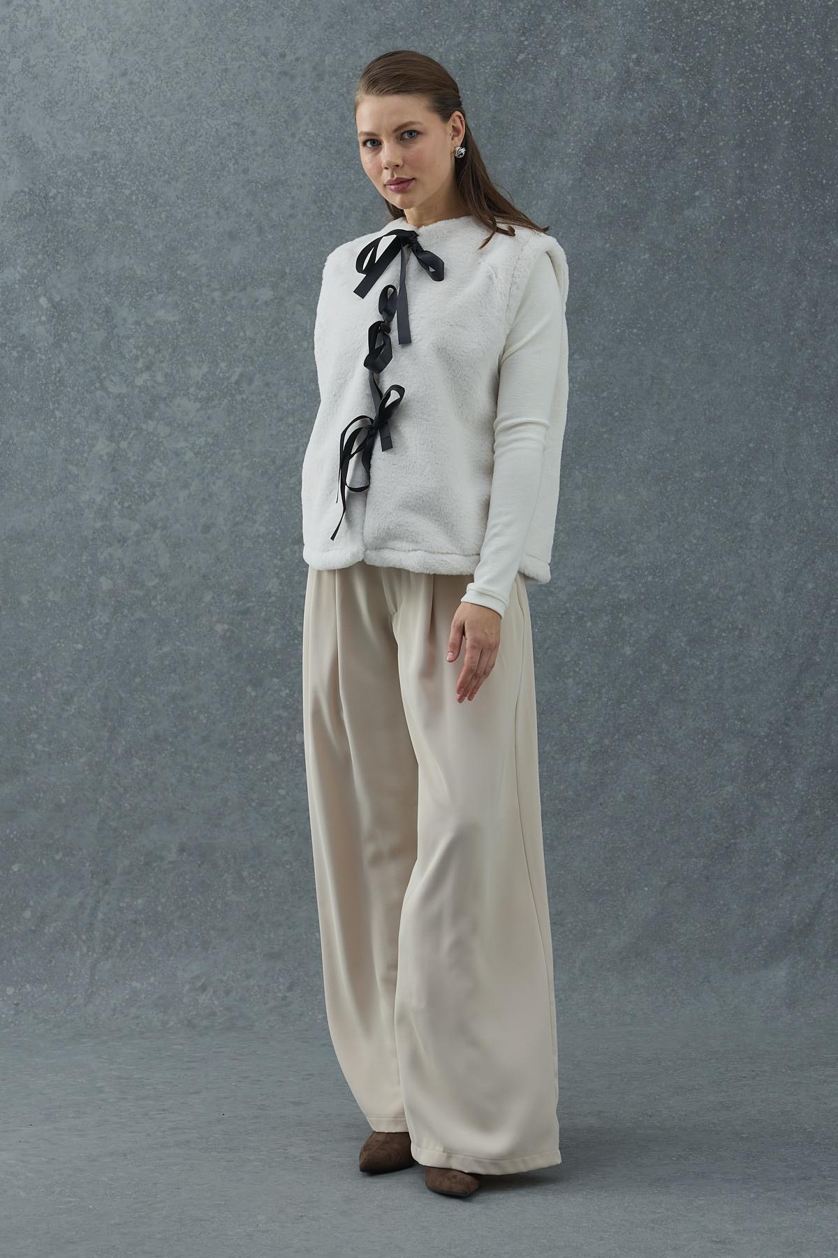 Ekru Fiyonklu Peluş Yelek