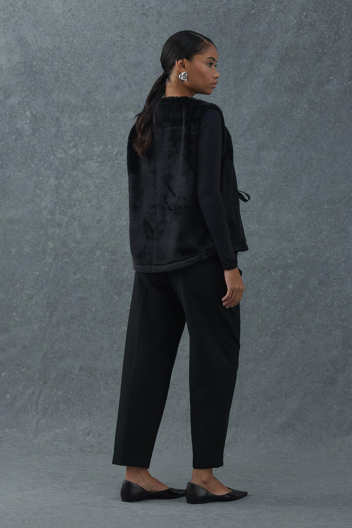 Siyah Fiyonklu Peluş Yelek