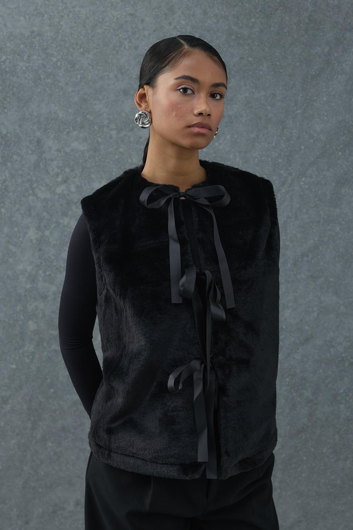 Siyah Fiyonklu Peluş Yelek