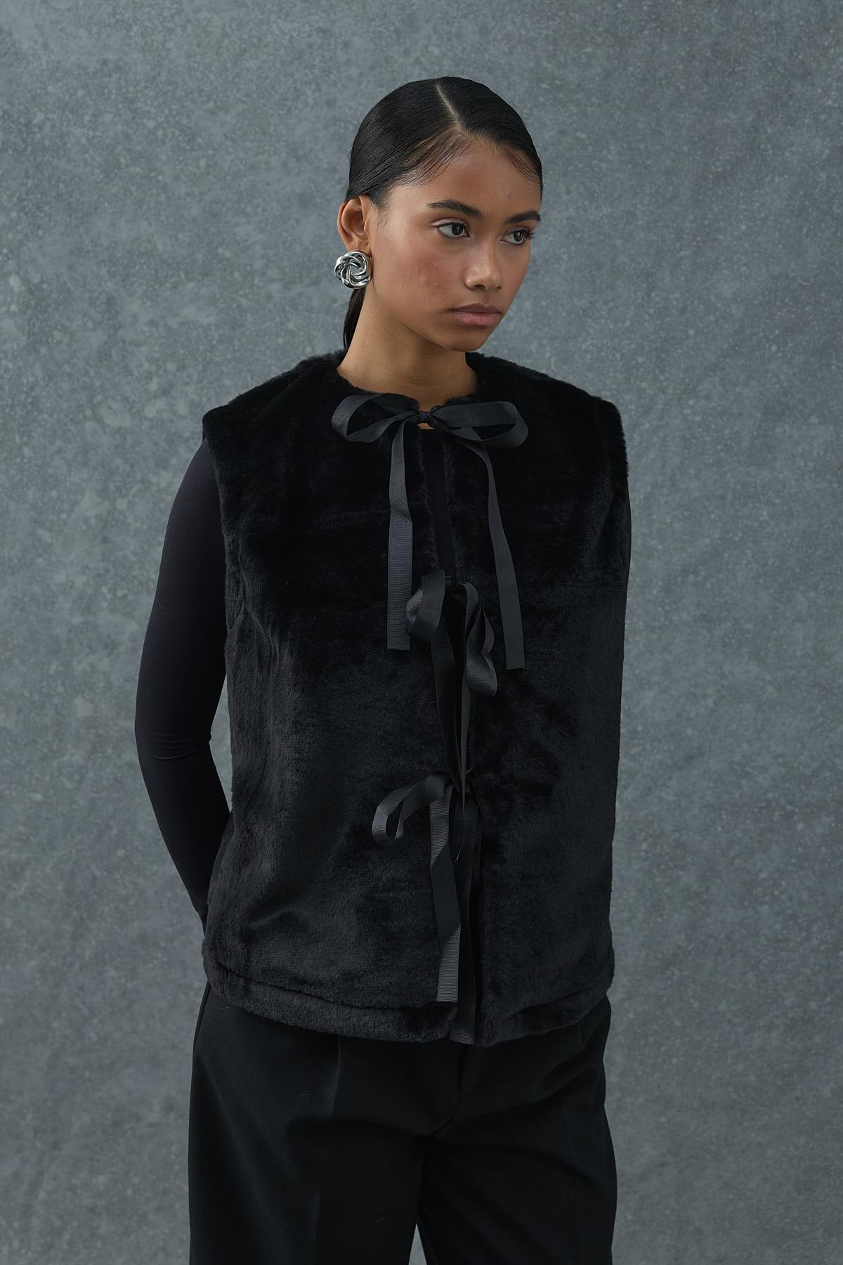 Siyah Fiyonklu Peluş Yelek