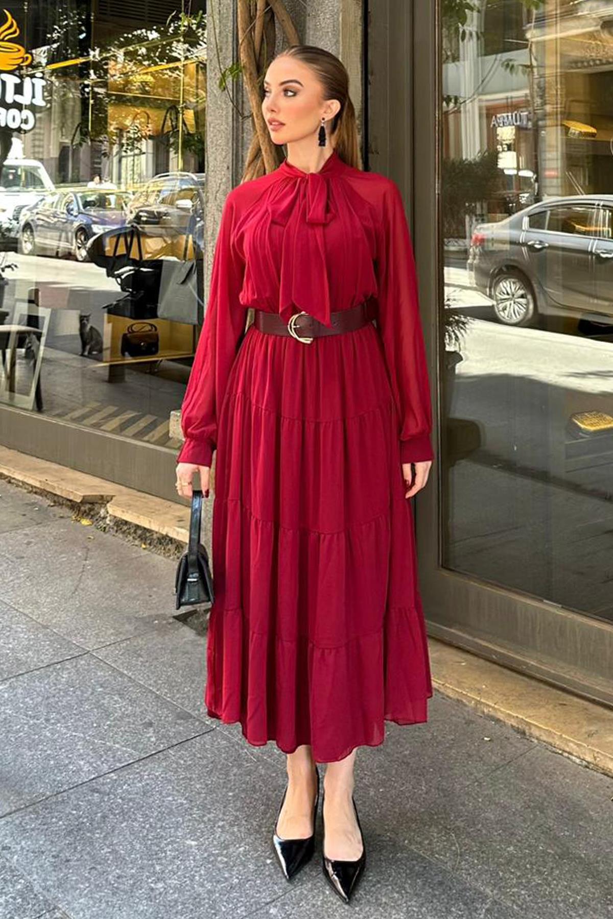 Bordo Fular Yaka Detaylı Kemerli Şifon Elbise