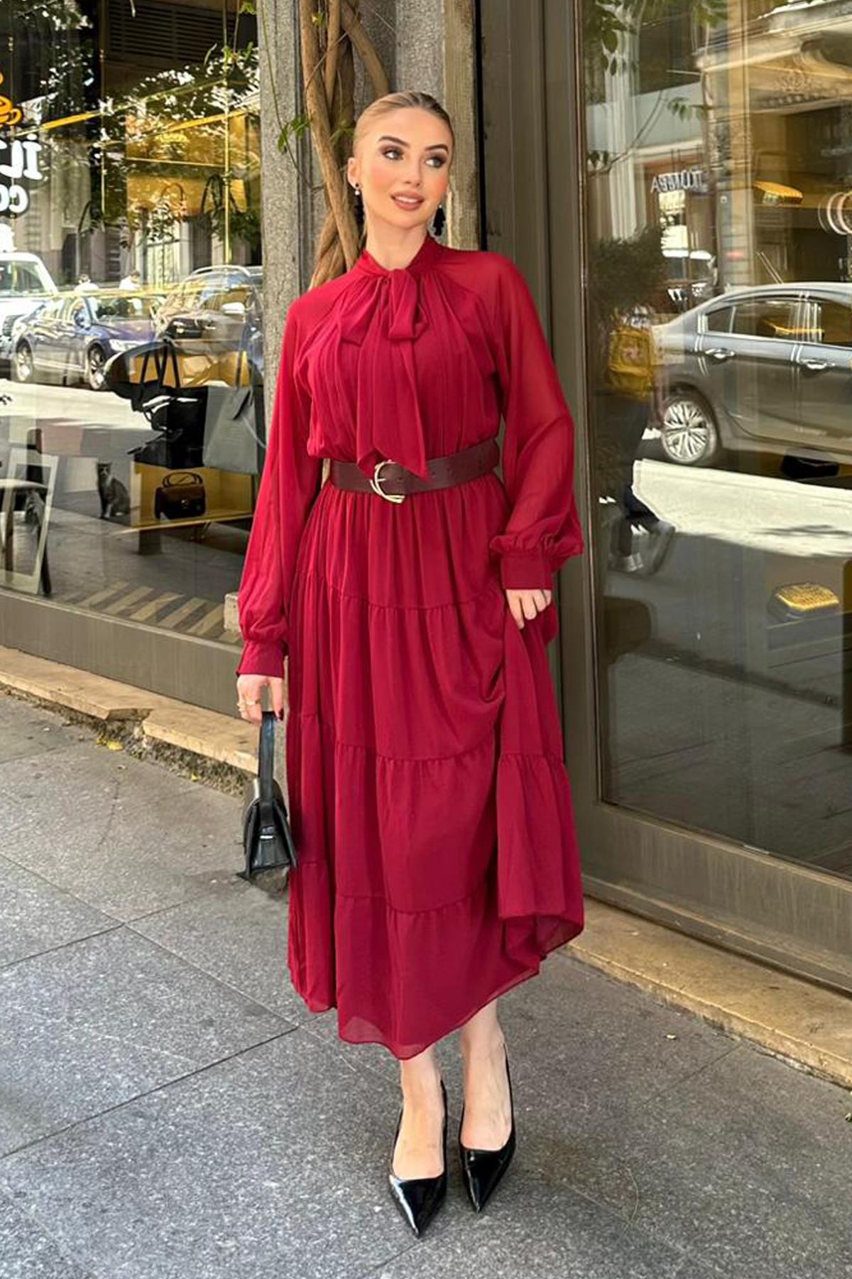 Bordo Fular Yaka Detaylı Kemerli Şifon Elbise