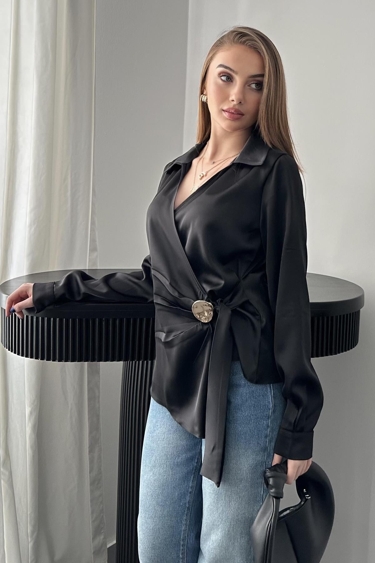Siyah Gold Aksesuar Detaylı Saten Bluz