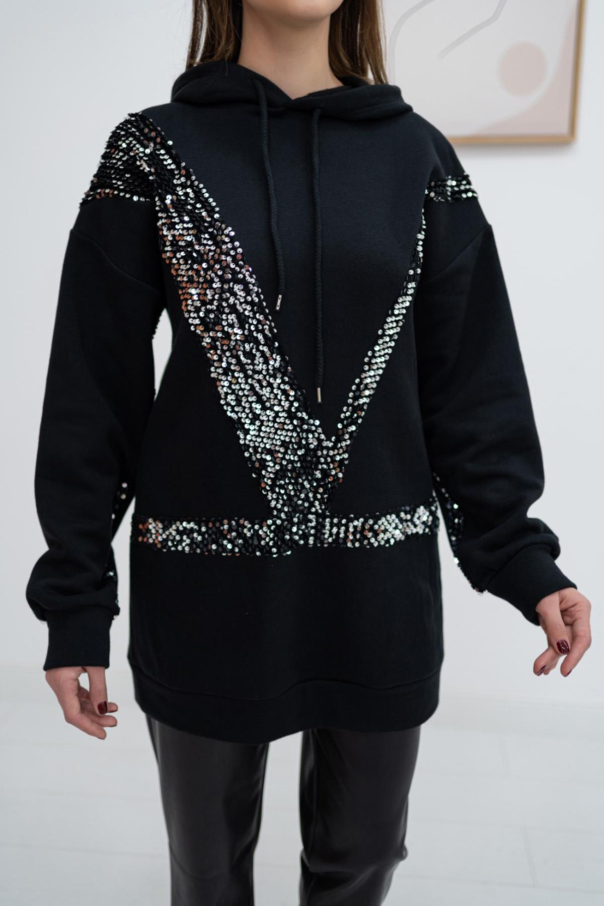 Siyah ve Beyaz Kapüşonlu ve Siyah Pullu Sweatshirt