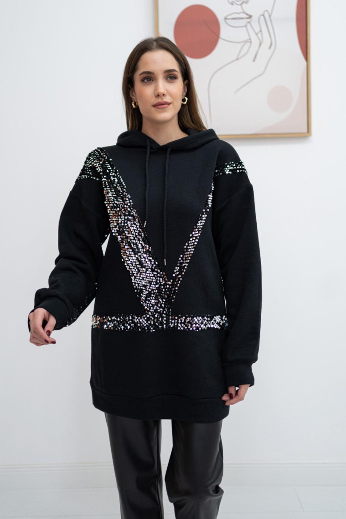 Siyah ve Beyaz Kapüşonlu ve Siyah Pullu Sweatshirt