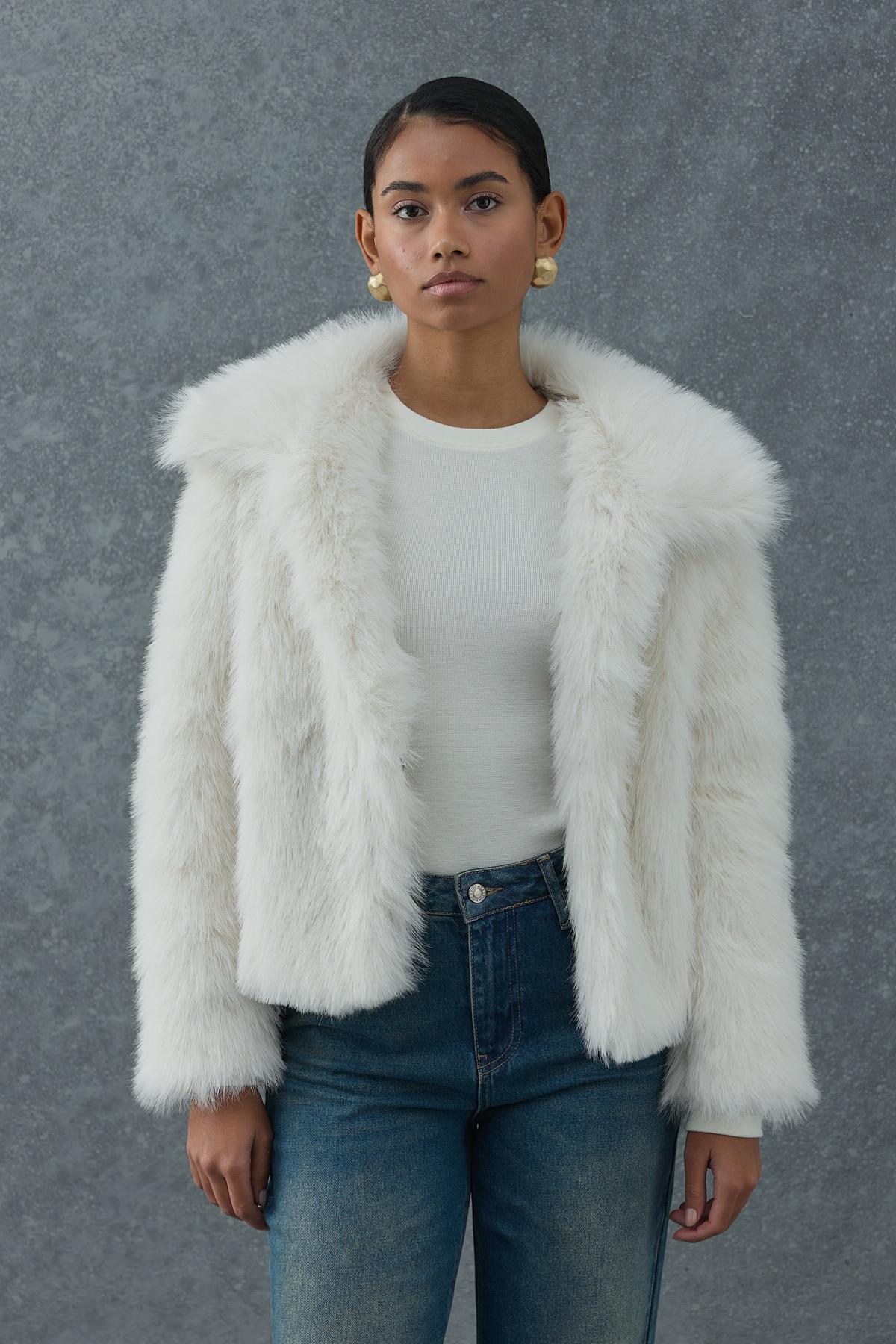 Ekru Kürklü Kısa Manto