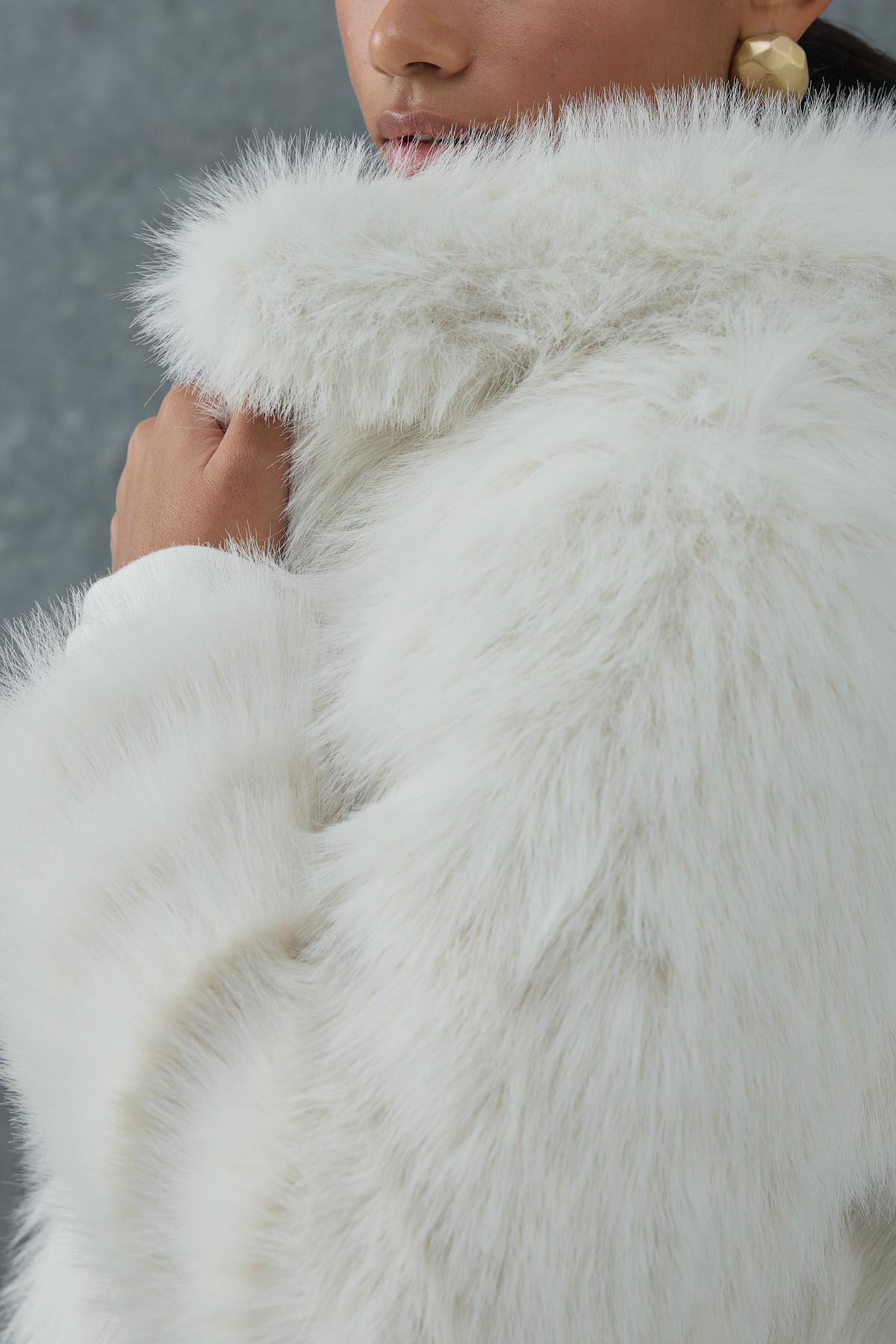 Ekru Kürklü Kısa Manto