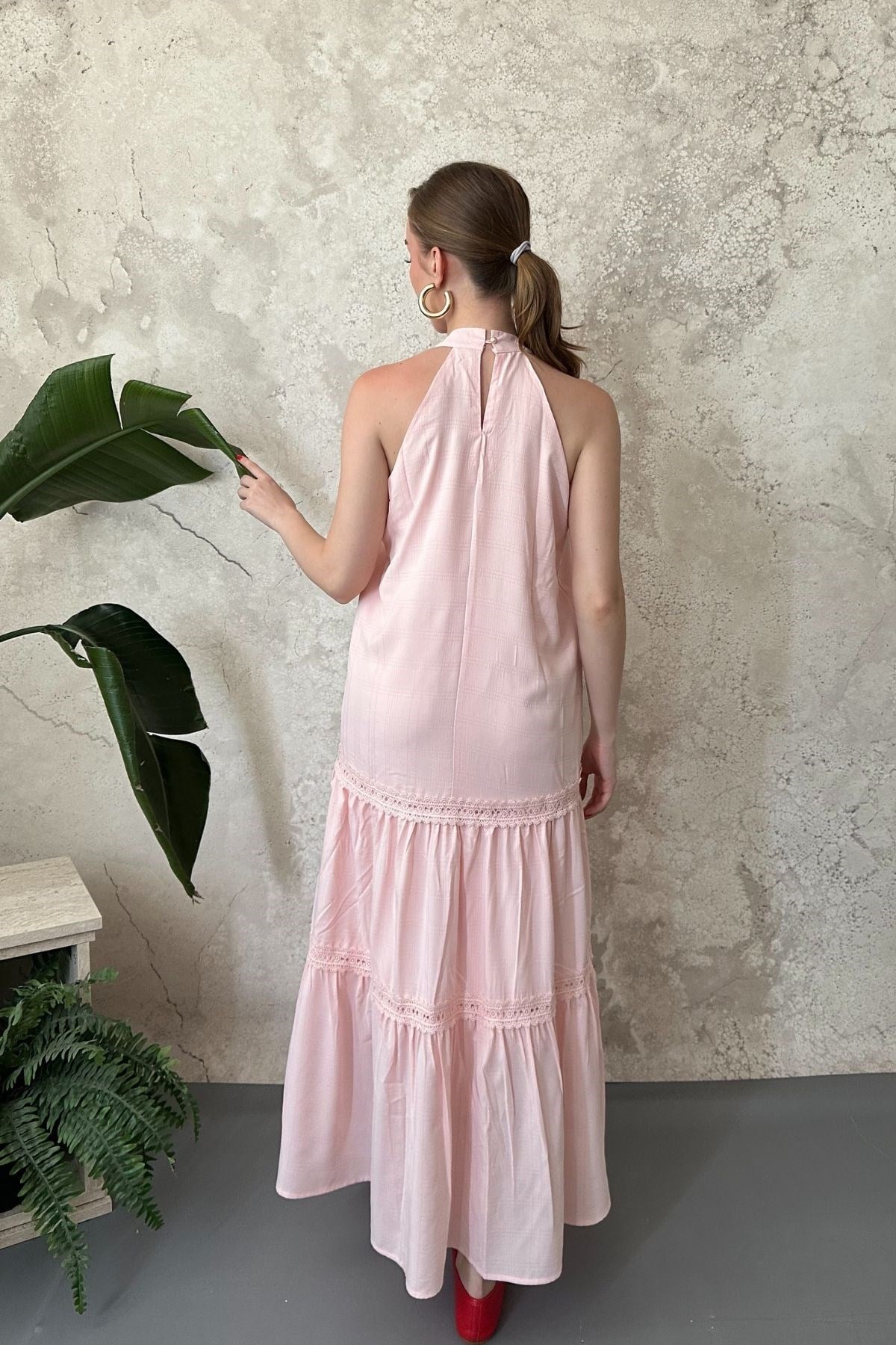 Pembe Güpür Detaylı Kat Kat Maxi Elbise