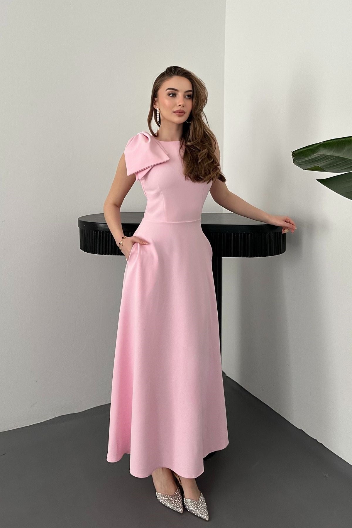 Pembe OMUZ FİYONKLU ELBİSE
