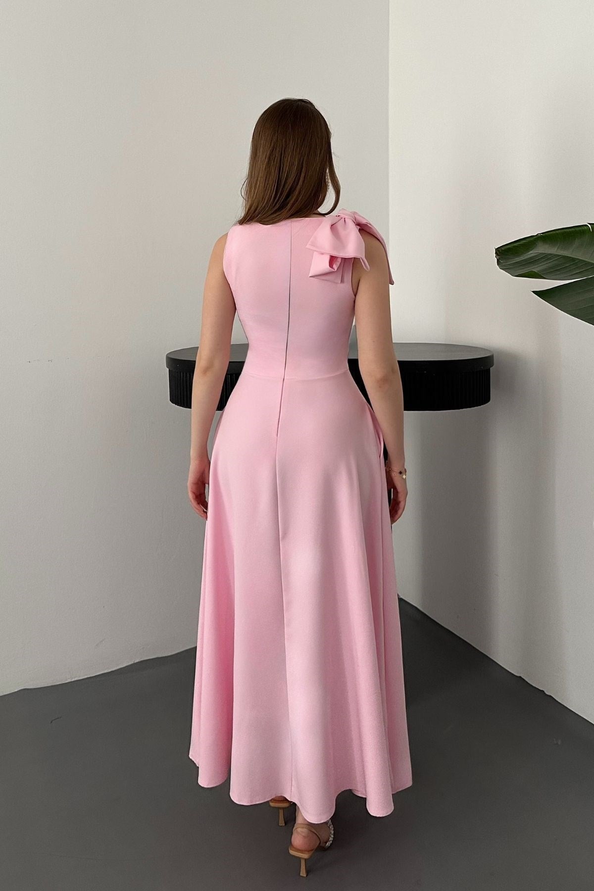 Pembe OMUZ FİYONKLU ELBİSE