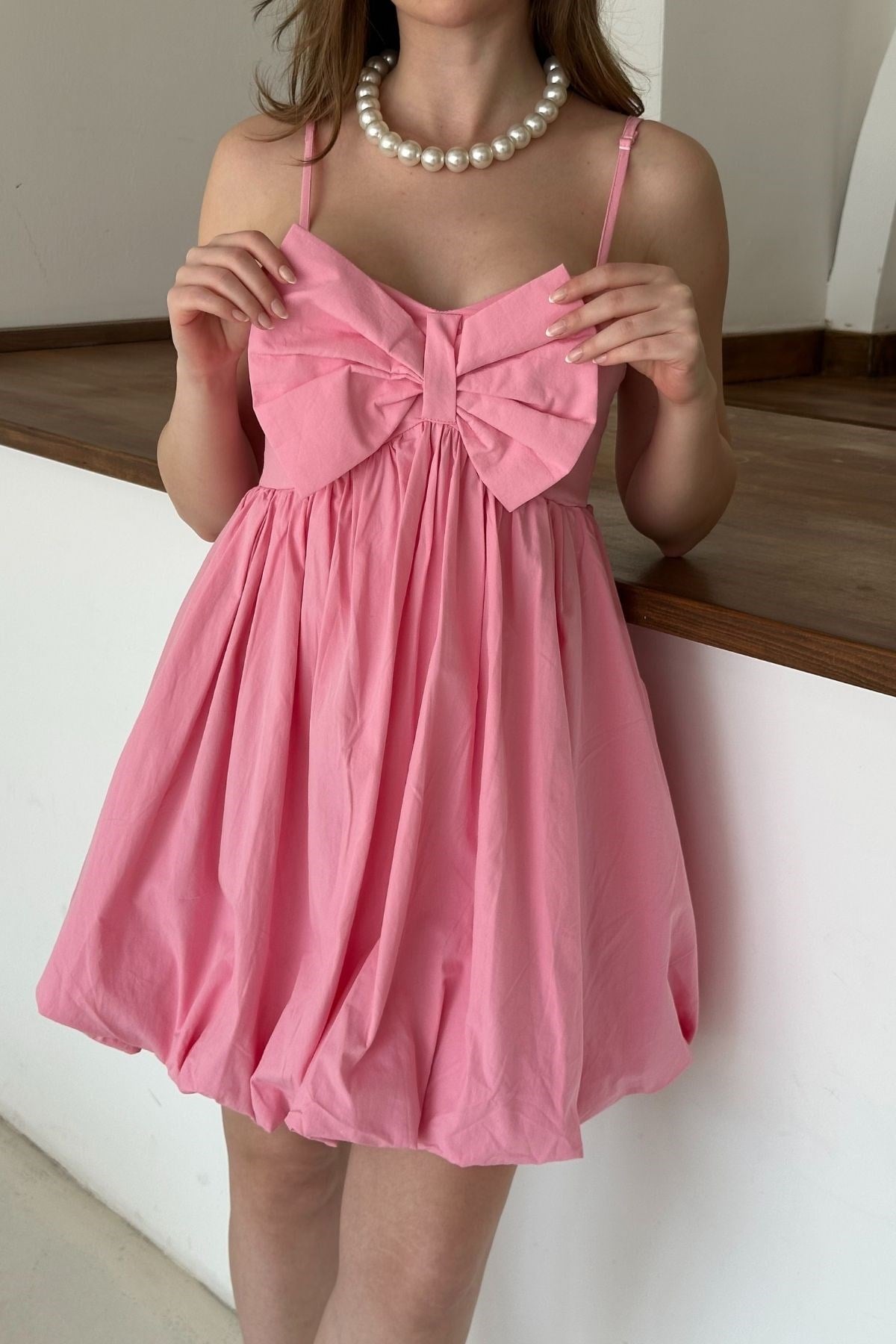 Pembe Önü Fiyonklu Askılı Elbise