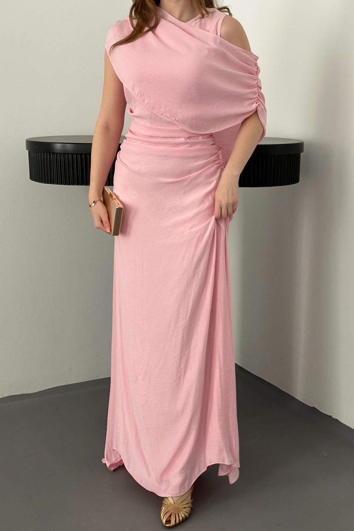 Pembe ŞAL DETAYLI ELBİSE