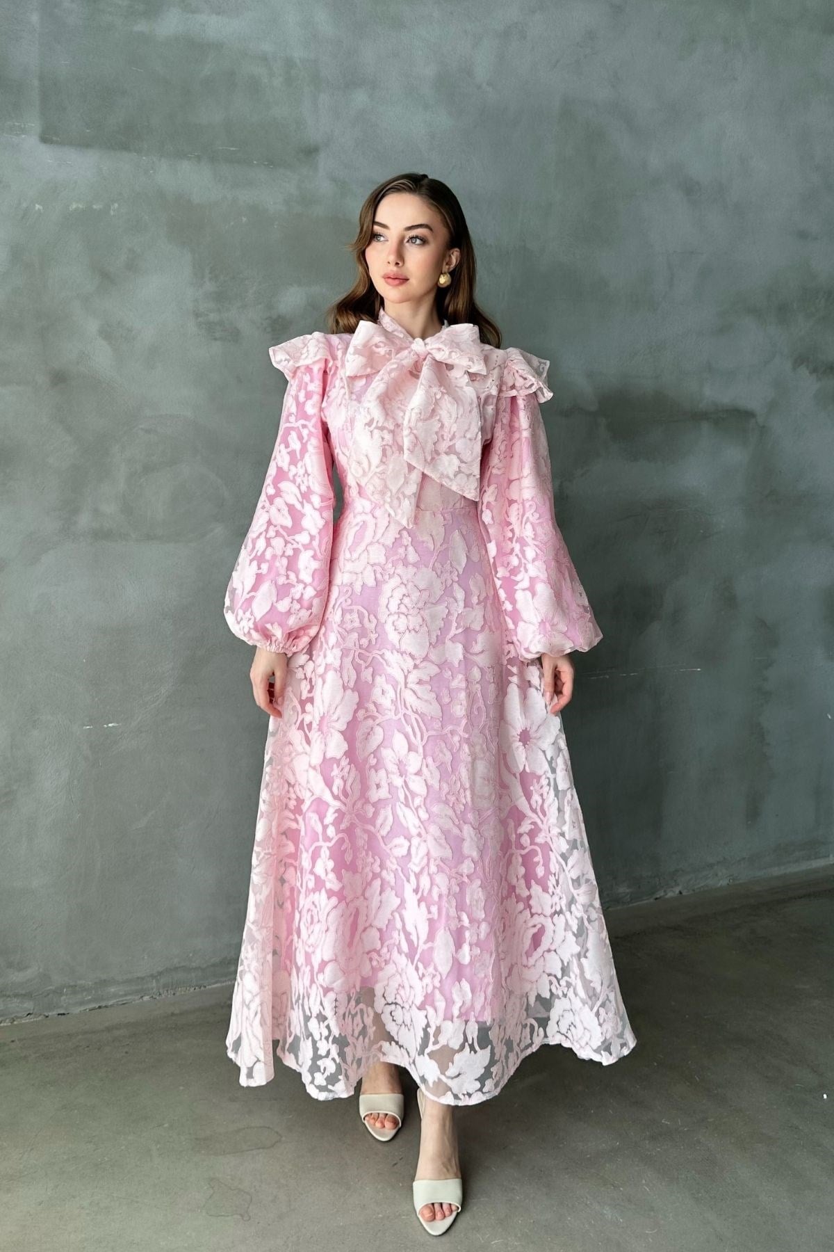 Pembe Yakası Fular Detaylı Elbise