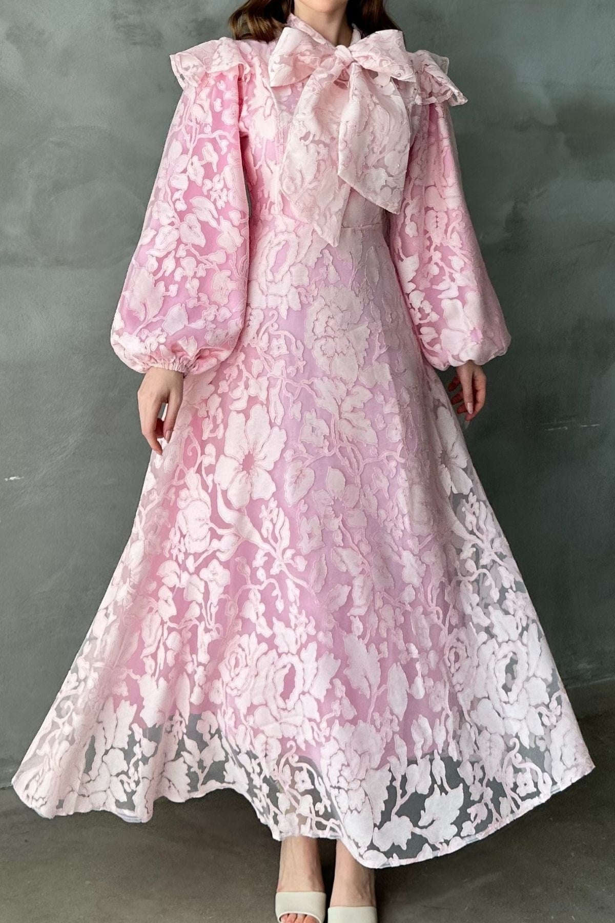 Pembe Yakası Fular Detaylı Elbise
