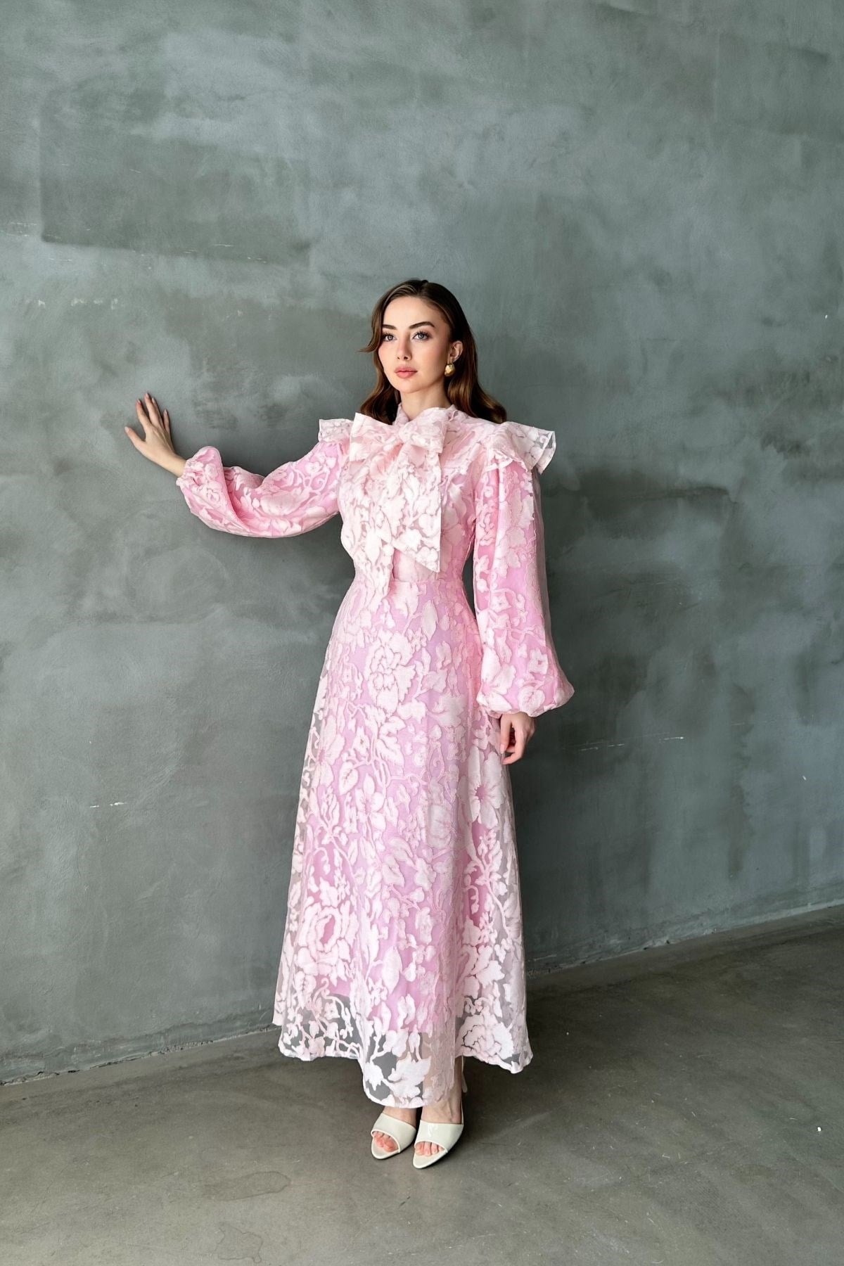 Pembe Yakası Fular Detaylı Elbise