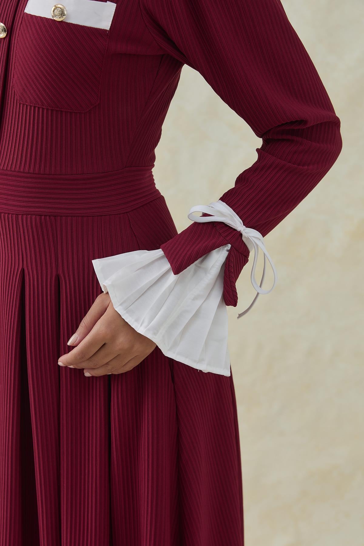 Bordo Pilise Detaylı Siyah Elbise