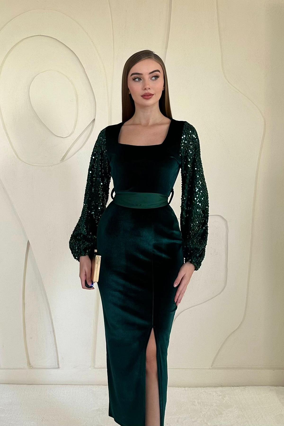 Zümrüt Pul Payetli Yırtmaç Detaylı Kadife Elbise