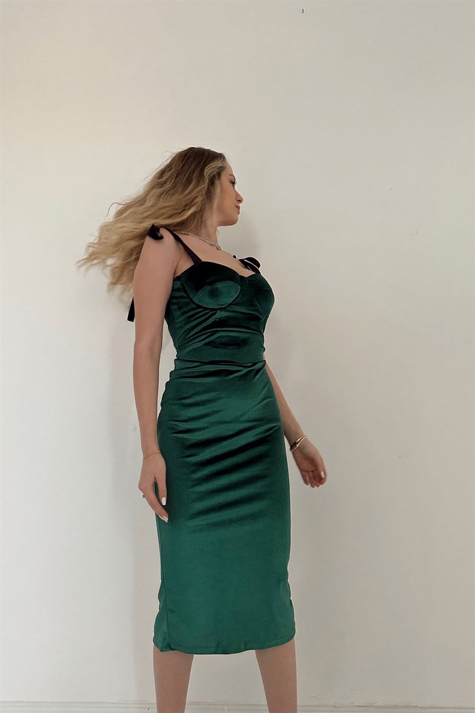 Zümrüt Saten Askılı Kadife Elbise