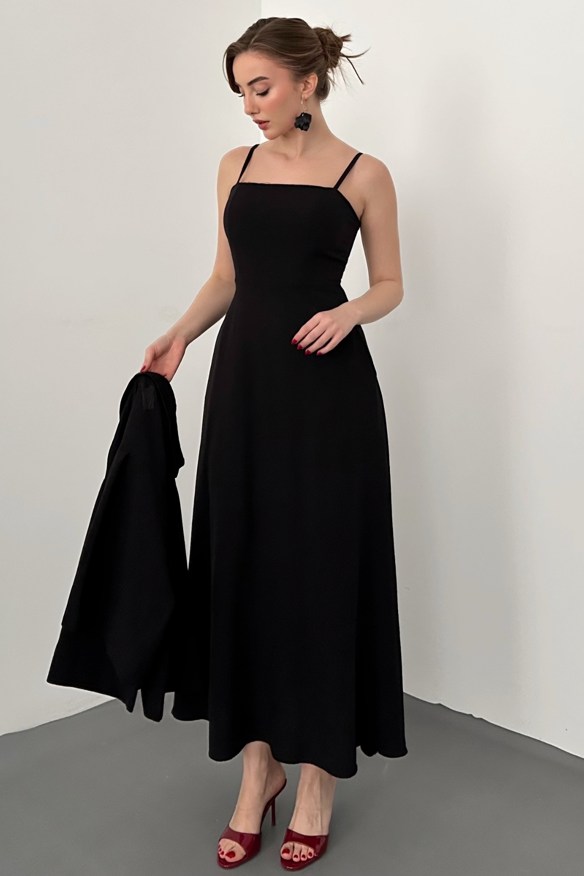 Siyah Askılı Elbise Ve Gömlek