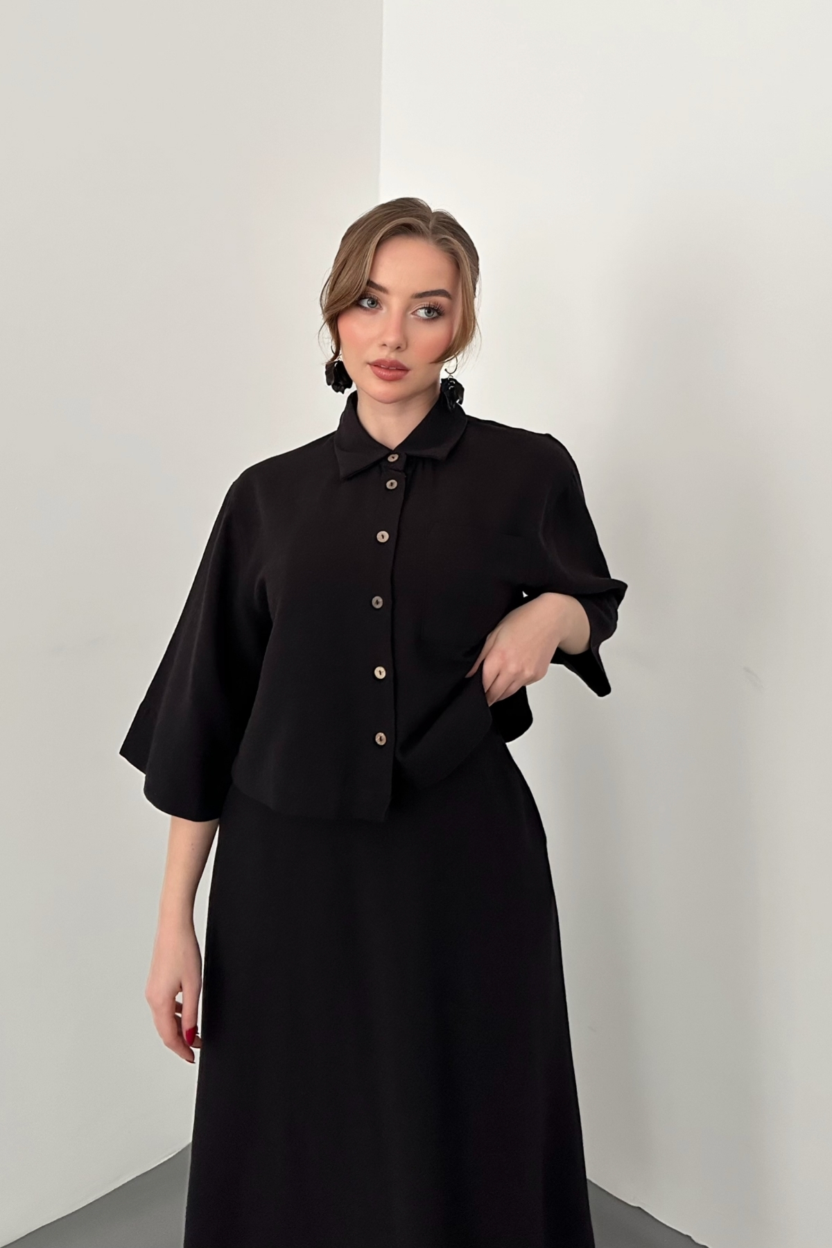 Siyah Askılı Elbise Ve Gömlek