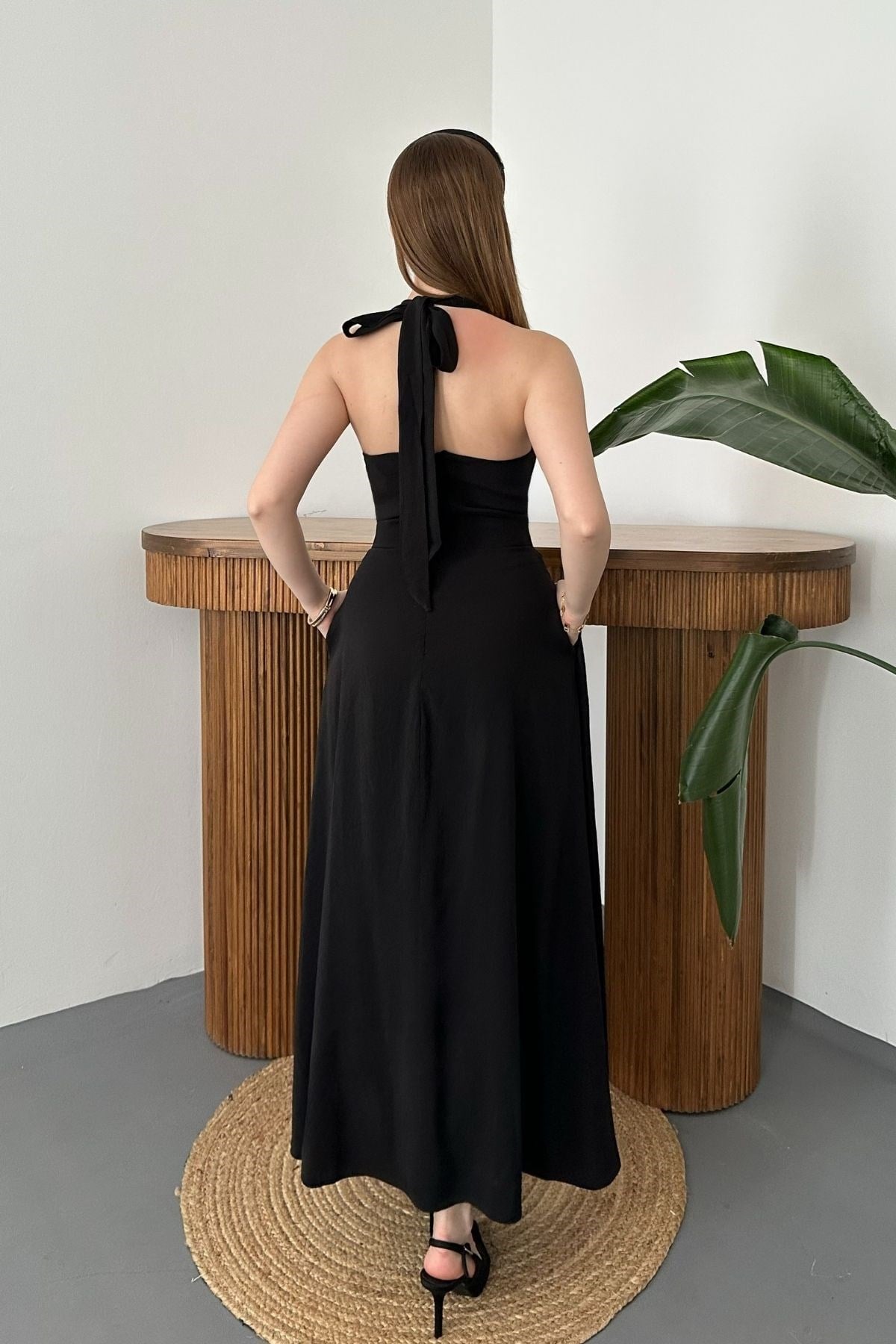 Siyah Boynundan Bağlamalı Elbise