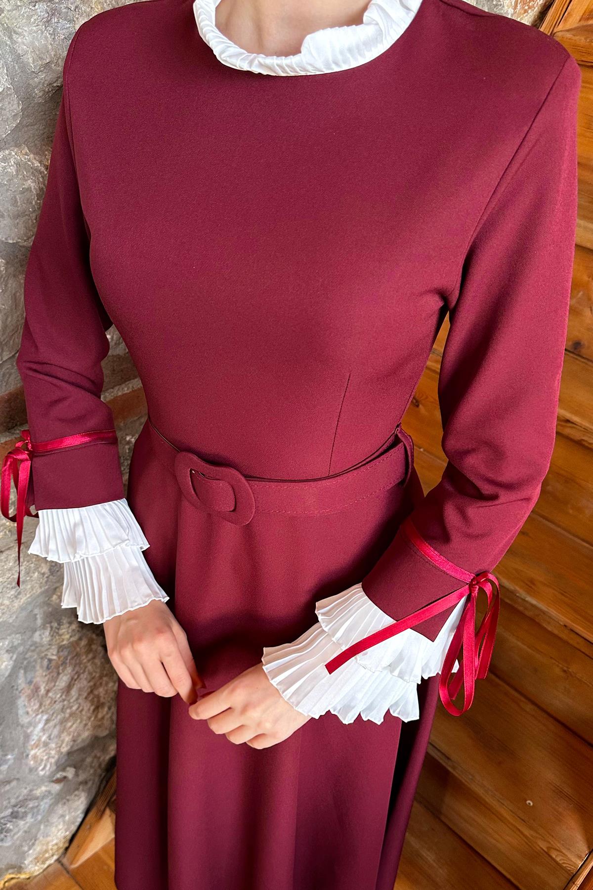 Bordo Yaka ve Kol Detaylı Kemerli Elbise