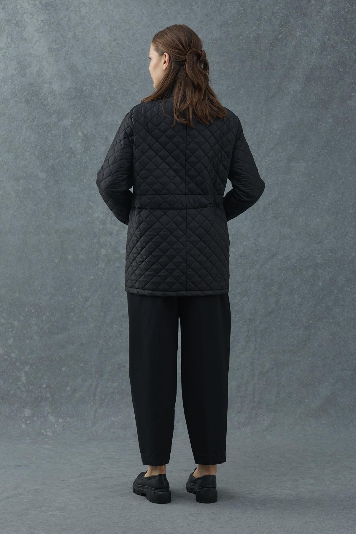 Siyah Yakası Süet Detaylı Belden Ayarlamalı Kapitone Mont