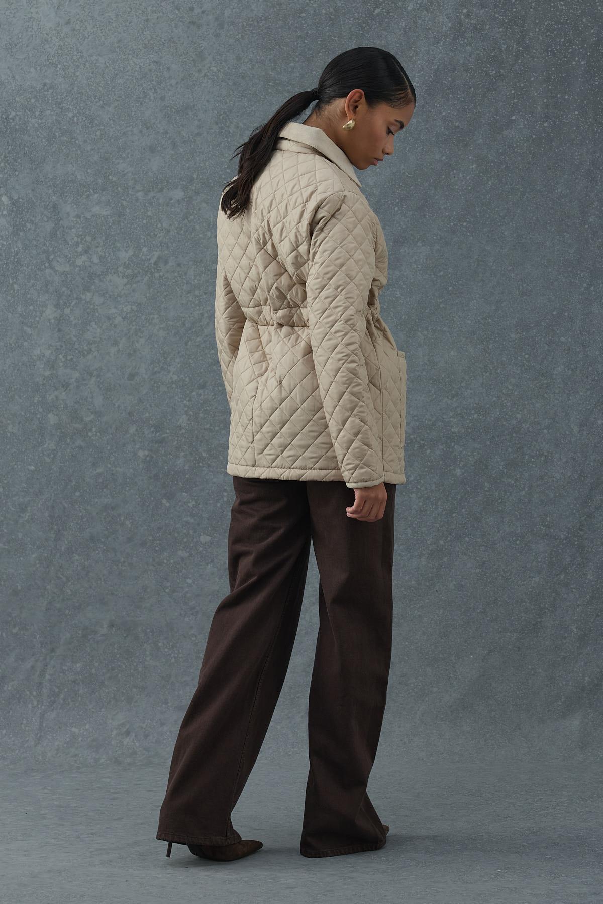 Bej Yakası Süet Detaylı Belden Ayarlamalı Kapitone Mont