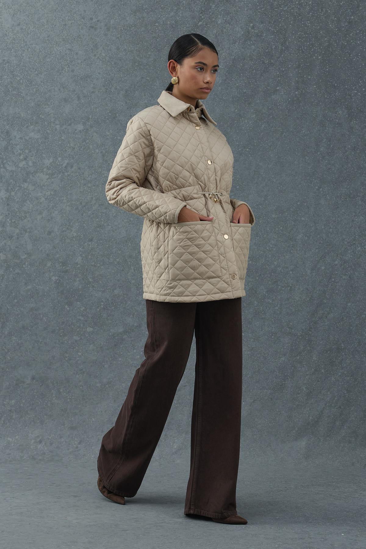 Bej Yakası Süet Detaylı Belden Ayarlamalı Kapitone Mont