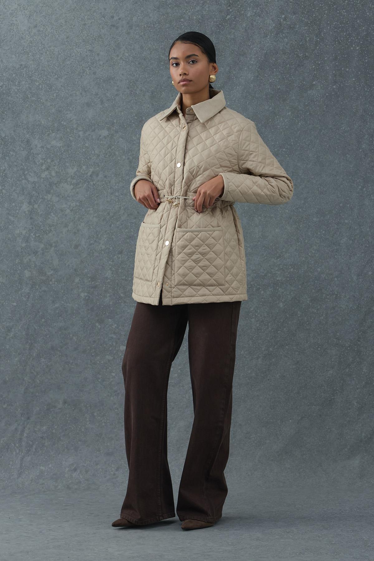 Bej Yakası Süet Detaylı Belden Ayarlamalı Kapitone Mont