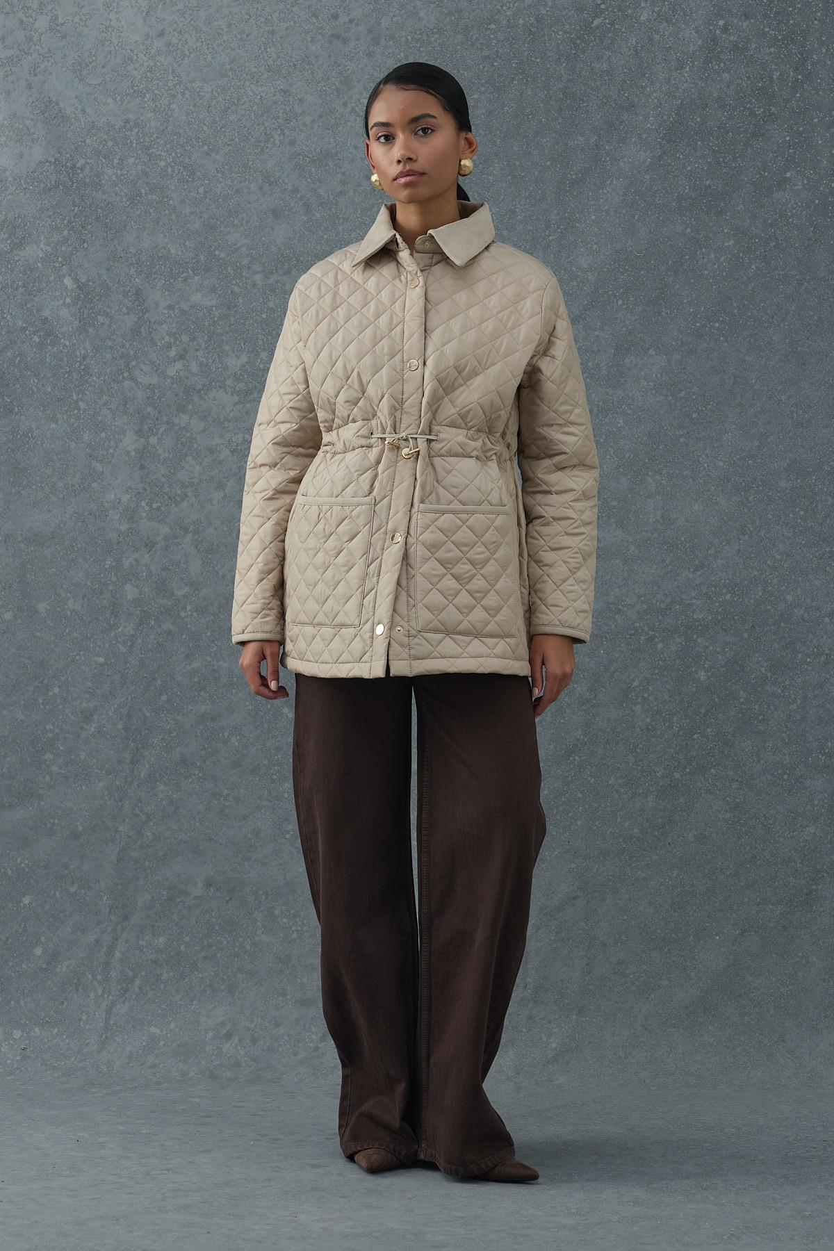 Bej Yakası Süet Detaylı Belden Ayarlamalı Kapitone Mont