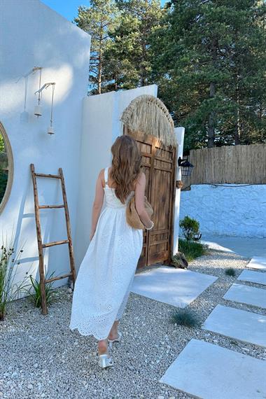 Beyaz Askılı Aparatlı Brode Elbise