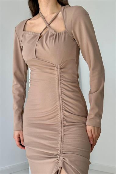 Bej Askılı ve Yırtmaçlı Elbise