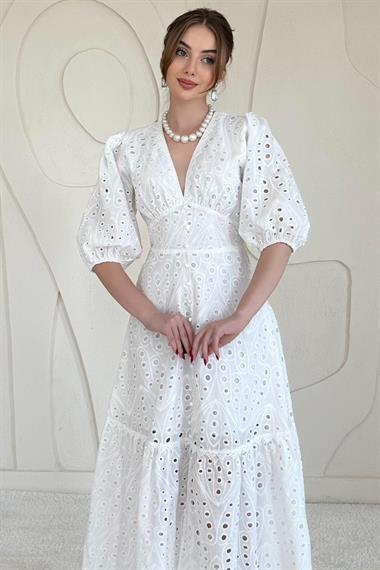 Beyaz Balon Kol Detaylı Dekolteli Brode Elbise